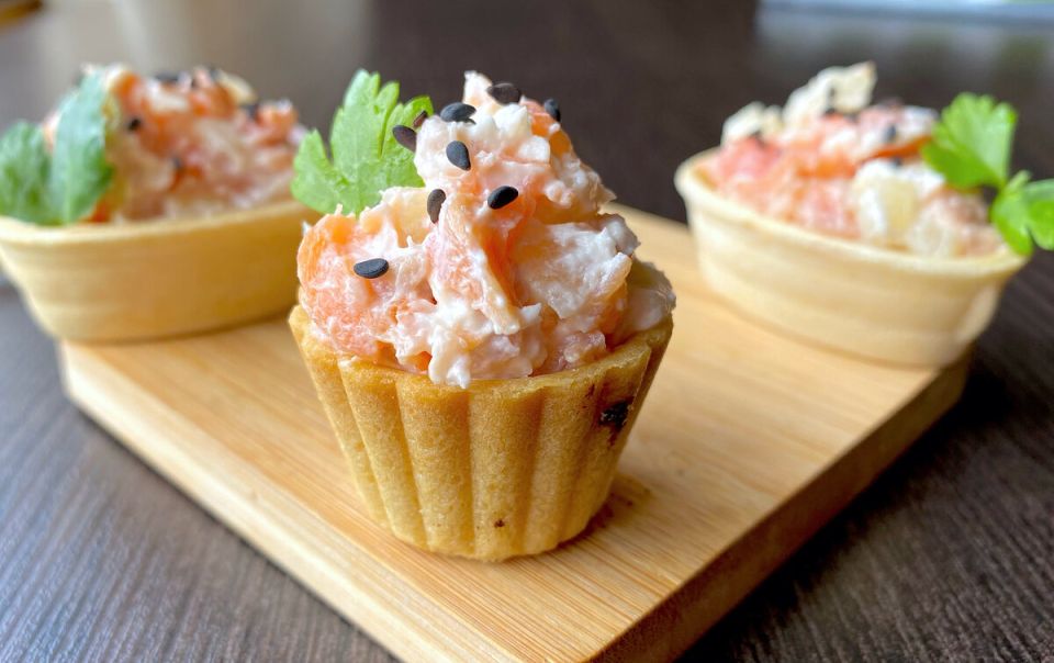 Необычная закуска на праздничный стол: рыба и ананас в тарталетках