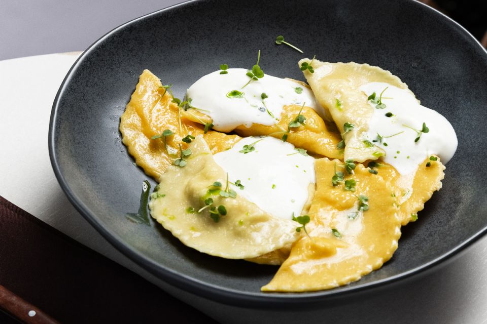 Новый взгляд на равиоли: как приготовить сытные пельмени с курицей и творожным сыром